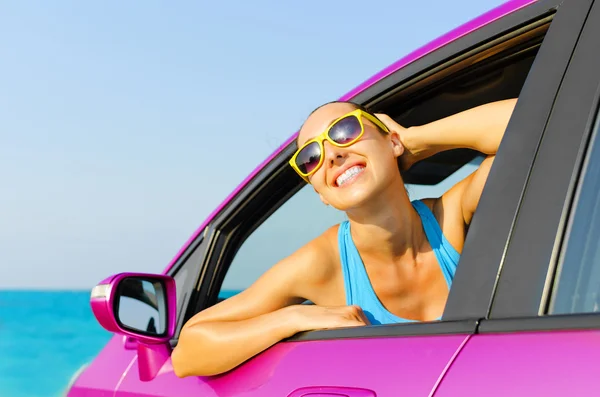 Vrouw automobilist gelukkig — Stockfoto