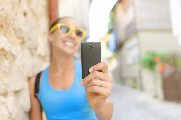 Tourist taking selfie — Stock Photo, Image