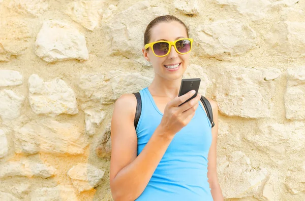 Tourist  looking at mobile phone — Stock Photo, Image