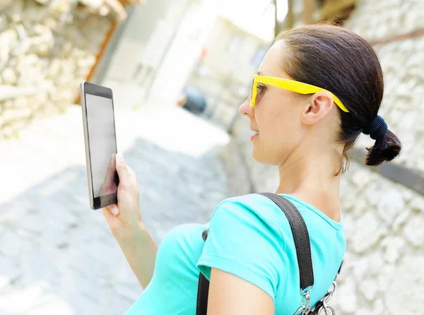 Tourist and tablet computer — Stock Photo, Image