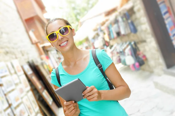 Tourist and tablet computer — Stock Photo, Image