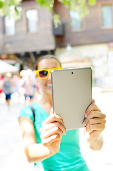 Tourist and tablet computer — Stock Photo, Image