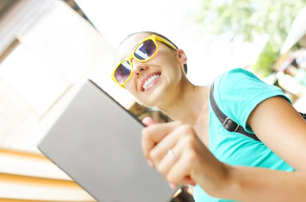 Tourist and tablet computer — Stock Photo, Image