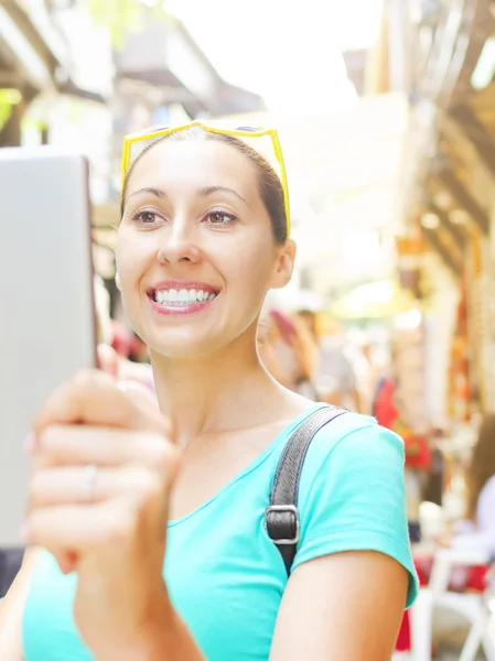 Tourist and tablet computer — Stock Photo, Image