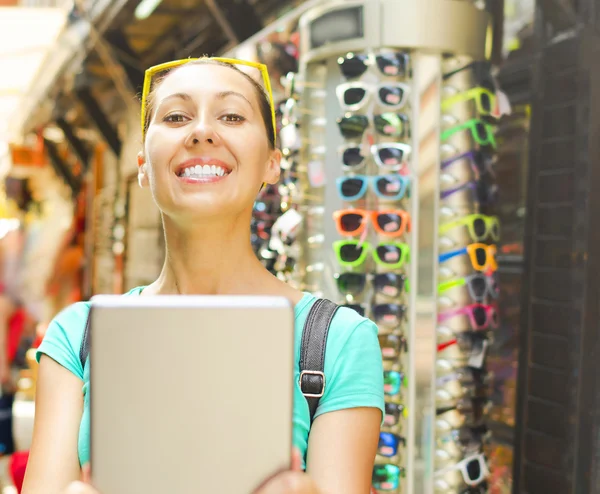 Tourist and tablet computer — Stock Photo, Image