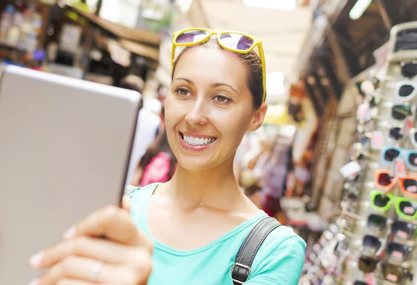 Tourist and tablet computer — Stock Photo, Image