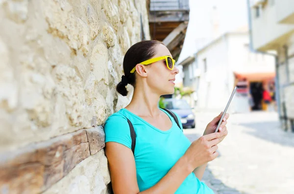 Tourist and tablet pc — Stock Photo, Image