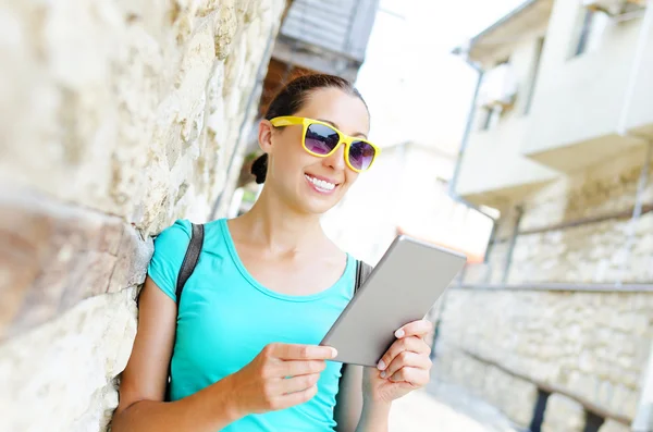 Tourist and tablet pc — Stock Photo, Image