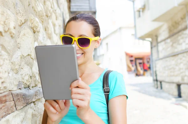 Menina e tablet computador — Fotografia de Stock