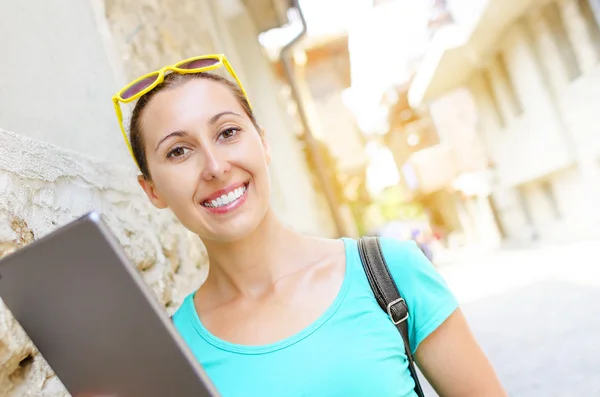 Menina e tablet computador — Fotografia de Stock