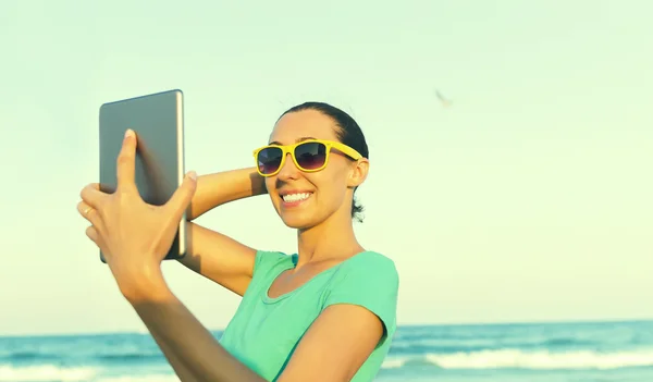 Girl photographs selfie — Stock Photo, Image