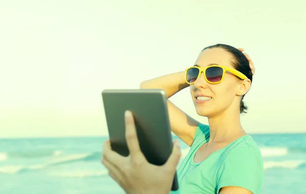 Girl photographs selfie — Stock Photo, Image