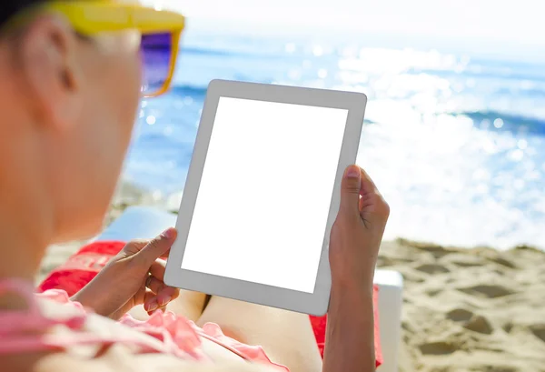 Frau mit Tablet-PC am Strand — Stockfoto