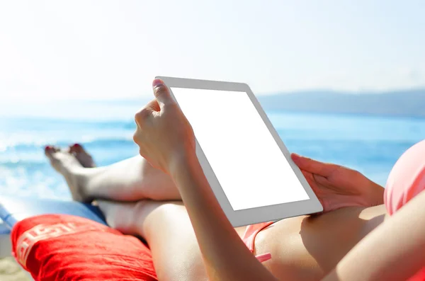 Femme avec tablette PC à la plage — Photo