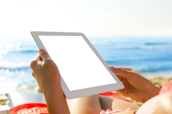 Vrouw met tablet pc op het strand — Stockfoto