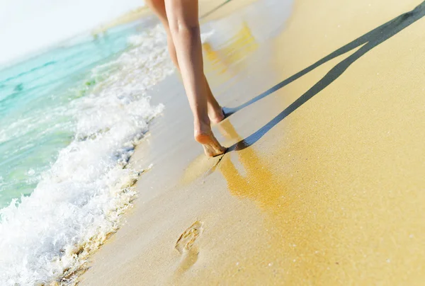 Mulher andando na praia — Fotografia de Stock