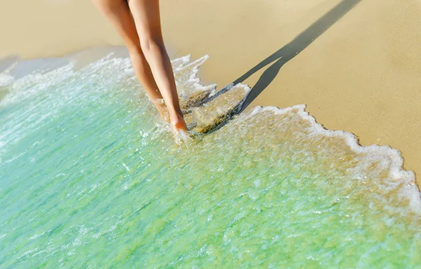 Donna che cammina sulla spiaggia — Foto Stock