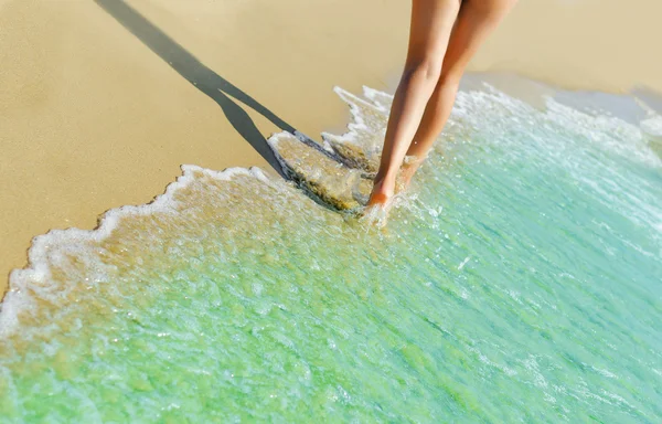 Femme marchant sur la plage — Photo