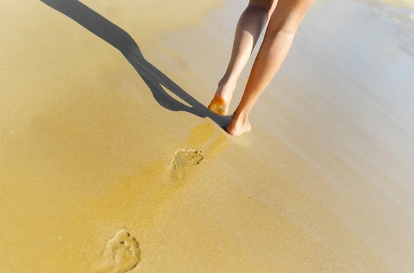 Donna che cammina sulla spiaggia — Foto Stock