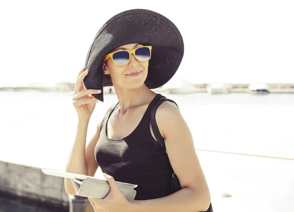 Girl on the beach — Stock Photo, Image