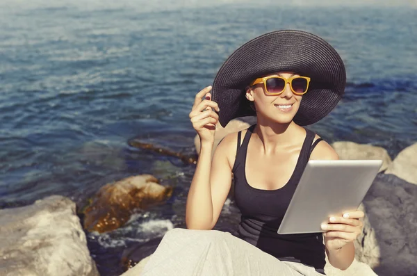 Woman photographs selfie — Stock Photo, Image