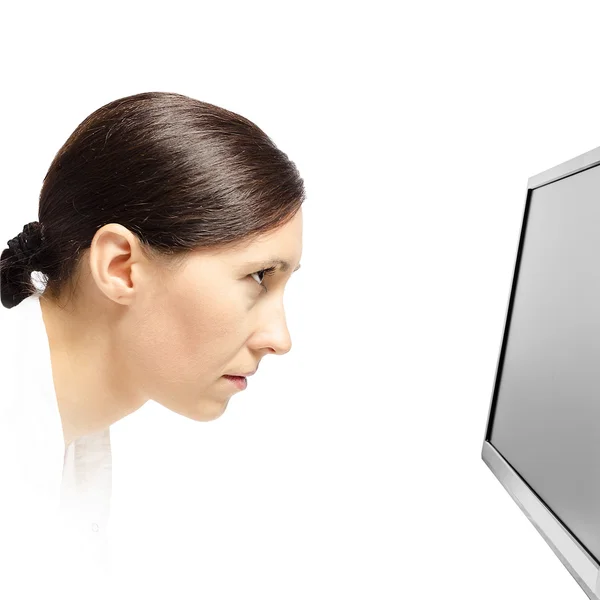 Femme regardant un moniteur d'ordinateur — Photo