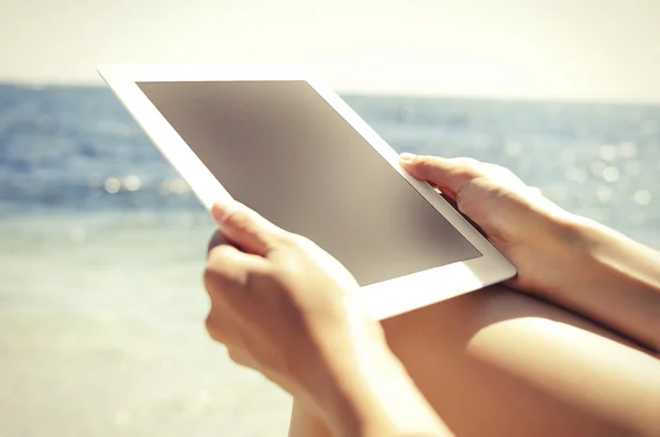 Mulher com tablet pc na praia — Fotografia de Stock