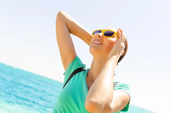 Vrouw op het strand — Stockfoto