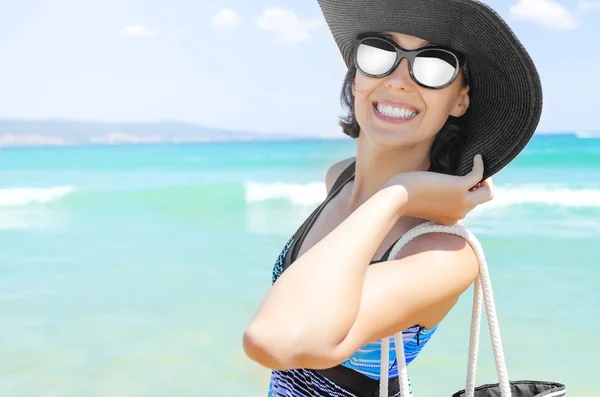 Mujer de playa de vacaciones sonriendo retrato feliz —  Fotos de Stock