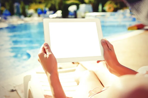 Avec tablette assise à la piscine — Photo