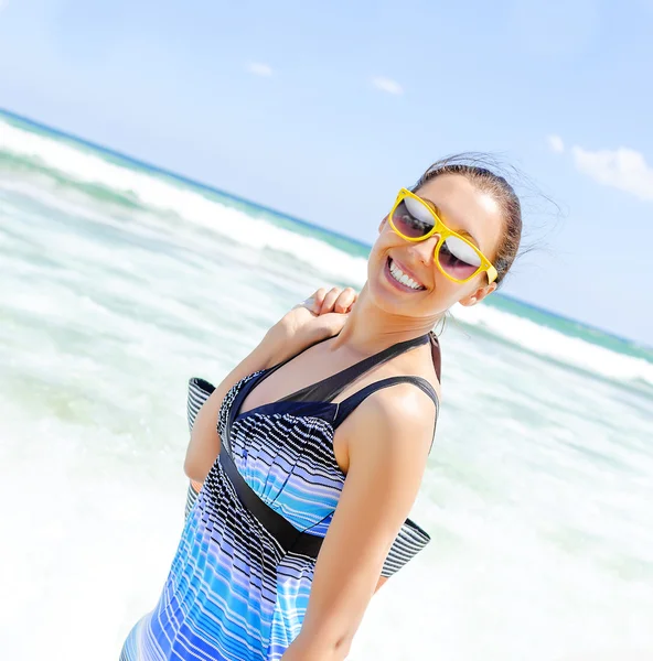 Playa de vacaciones hermosa mujer sonriendo . —  Fotos de Stock