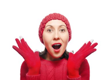 Kış şapka ve eldiven giyen kadın