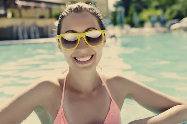 Menina bonita na piscina — Fotografia de Stock