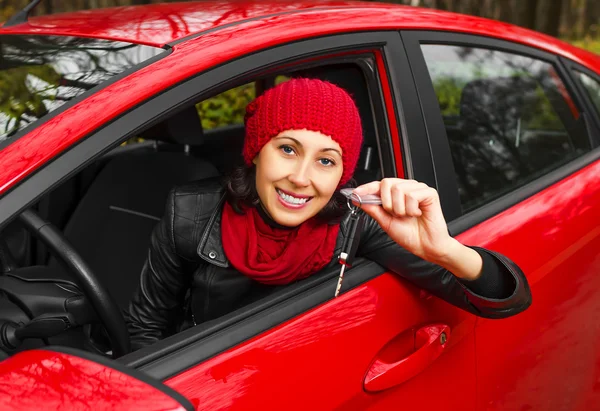 Meisje in de rode auto. — Stockfoto