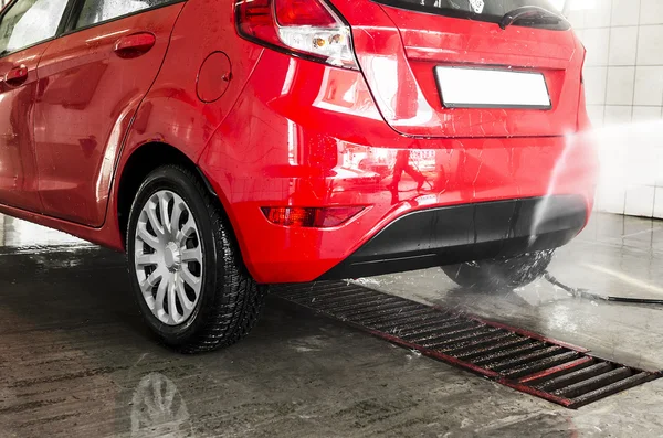 Coches en un lavado de coches — Foto de Stock