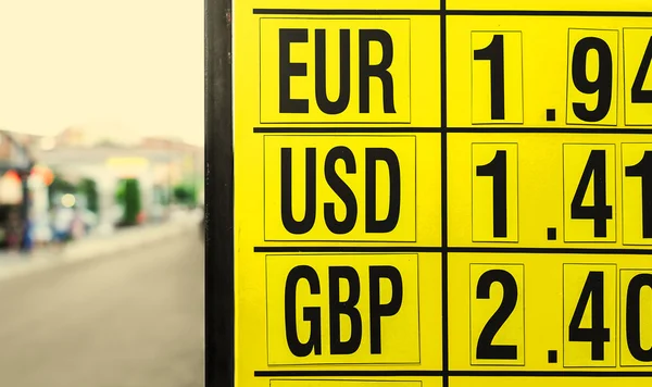Měnová rada směnné kurzy na ulici — Stock fotografie