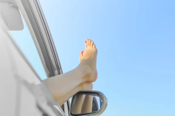 Nogi z okna samochodu — Zdjęcie stockowe