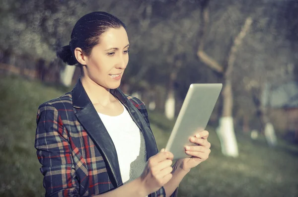 Gelukkige vrouw met tablet pc — Stockfoto