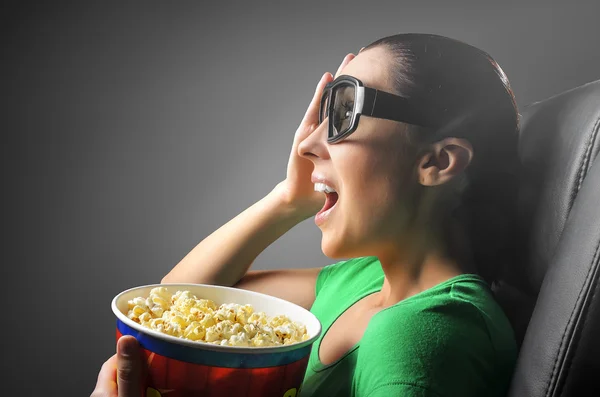 Menina assistindo cinema 3D . — Fotografia de Stock