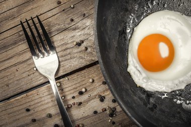 Sahanda yumurta dökme demir Pan