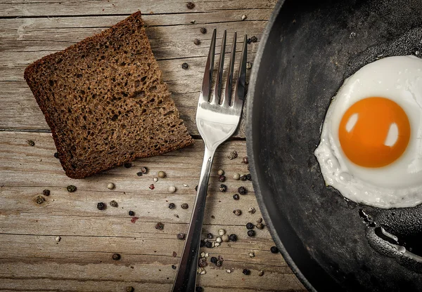 Τηγανητό αυγό σε ένα τηγάνι χυτοσιδήρου — Φωτογραφία Αρχείου