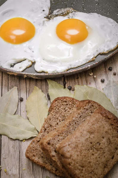 Τηγανητό αυγό σε ένα τηγάνι χυτοσιδήρου — Φωτογραφία Αρχείου