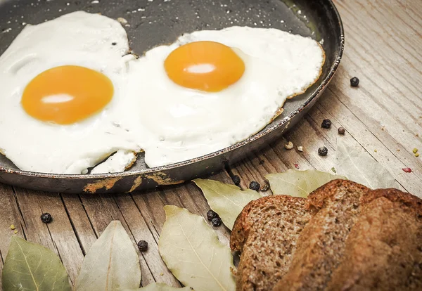 Fried egg on a cast iron pan — Stock Photo, Image