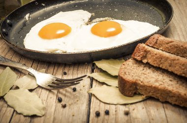 Sahanda yumurta dökme demir Pan