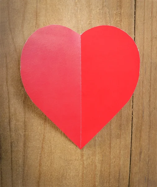 Rotes Herz auf hölzernem Hintergrund. — Stockfoto