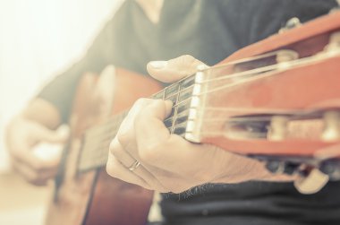 Gitar çalan adam.