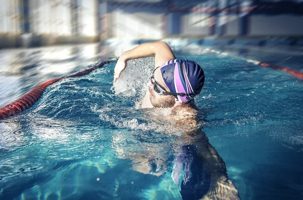 Nadador profissional crawl freestyle — Fotografia de Stock