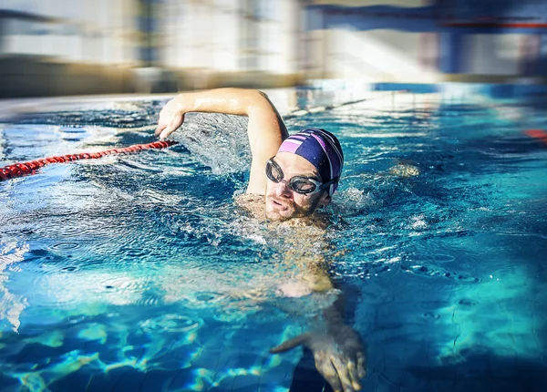 Junger Mann schwimmt — Stockfoto