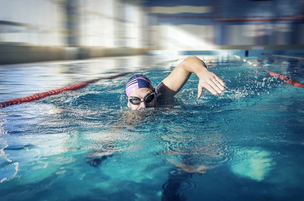 Junger Mann schwimmt — Stockfoto