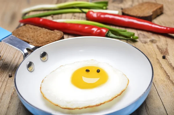 Huevos fritos en una sartén — Foto de Stock